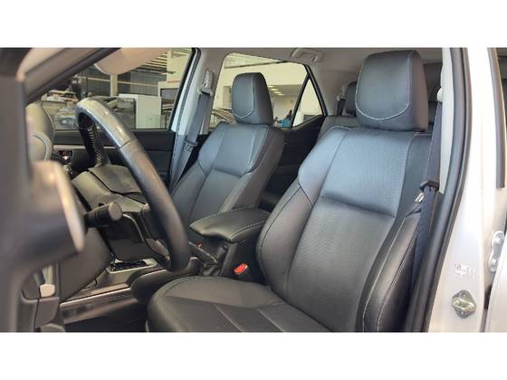 TOYOTA HILUX SW4 2.8 D-4D TURBO DIESEL SRX 7L 4X4 AUTOMÁTICO